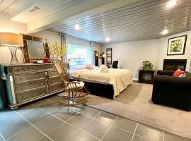 Garden-view Studio with king bed, Free parking, 3kms to UTM