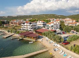 Apartments by the sea Stara Novalja, Pag - 9710: Novalja şehrinde bir otel