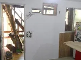 Kitnet na praia da Macumba no morro do Rangel