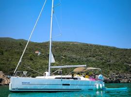 TROIA - Veleiro em marina、トロイアの船上ホテル