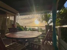 Le Mahogany sur la plage de Petit-Anse