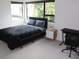 Large Bedroom with Private Bathroom Plus Shared Kitchen and Amenities, hotel v Aucklandu