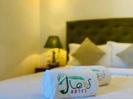 Blue Bird Hotels, hótel í Negombo