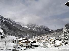 Vista mozzafiato sulle Dolomiti Friulane, hotel v destinaci Forni di Sopra