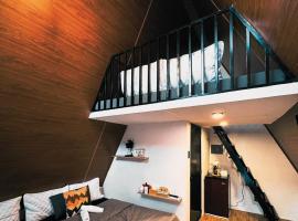 Private Cabin with pool close to the Beach, hotel in Bolinao