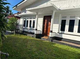Negombo - Entire House - Sleeps 7 - Close to the Airport, vila v Negombu