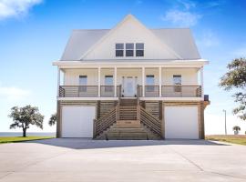 Luxury Views, Heated Pool, Spa, and Golf Green, hotel en Gulfport