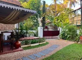 Scarlet's Cottage & Tea Garden
