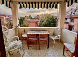 Airy & panoramic with terrace, 2 minutes from the sea