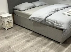 Gatwick Guest House - Short & Long Stay, Airport Parking, Airport Shuttle, Early & Late Check In - 49, RH11 8QX