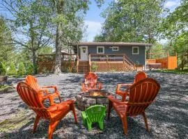 COZY COTTAGE Spacious 4Bdrm 2Bth, Hot Tub, Game Movie Room, Firepit, Arcades, Backyard Playground, 2 Min Walk To Pool, Lake, Beach, Basketball, Minigolf and Tennis