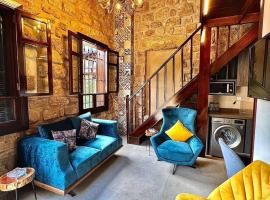 Batroun Old Town private duplex with garden, hotel en Batroun