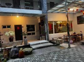 Bi Xuelin, hotel din Lugu