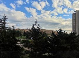 Departamento nuevo full amoblado con espectacular vista a las dunas, hotel in Concón