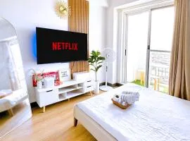 Zinnia Towers 1BR Condo with PS4 Karaoke Netflix & Swimming Pool