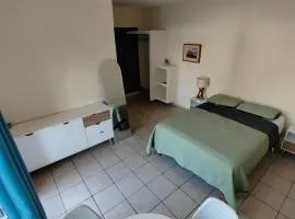 Habitación Minimalista Frente al Mar