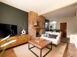 Pass the Keys Charming 2-Bed Home Garden Great Travel Links