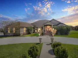 Luxurious 4-Bedroom Oasis with Private Pool