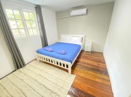 Cozy townhouse near by Klong Dao beach, hotel in Ban Mo Nae