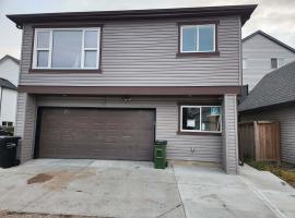 Modern Family Home with guest heat garage, Pet-Friendly!- NO BASEMENT, ξενοδοχείο στο Έντμοντον