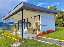 Caba&ntilde;as en el Lago Calima, vila v destinaci Calima