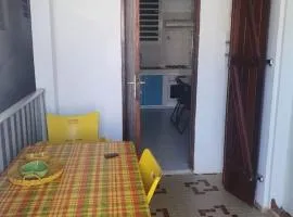 Maison de ville à côté de la mer