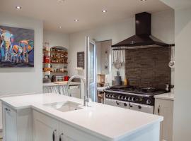 Spacious 5-Bed Detached Home in Charming Tadcaster, hotell i Tadcaster