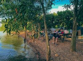 Ấp Ph&uacute; C&aacute;t에 위치한 취사 가능한 숙소 BOHO Glamping - CẮM TRẠI HỒ TRỊ AN