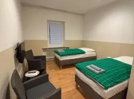 Doppelzimmer-TV-Bad- Kühlschrank-8