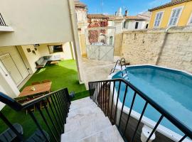 Les Appartements du Mas - Rose Marie、エーグ・モルトの3つ星ホテル