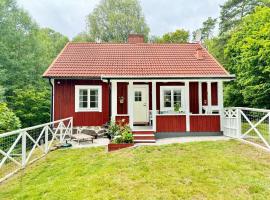 Charming little Swedish cottage in the Big Woods, casa de campo em Sv&auml;ngsta