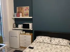 Rehman House GROUND FLOOR Studio 2 EXCLUSIVE USE OF PRIVATE BATHROOM & FREE PARKING