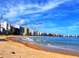 Na frente da Praia do Morro com Internet, elevador, estacionamento e TV smart – hotel w mieście Guarapari