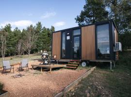 Red Gum at Aranya Acres by Tiny Away, hotel di Bungendore