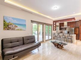 Departamento 3, Tulum Country Home, con Muelle de Pesca, Club de Playa, Alberca, Cenote y Campo de Golf, Contrata Day Pass Bahia Principe: Akumal'da bir otel