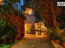 StayVista at The Lakeshore with Lake View, WiFi, Garden