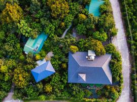 Homestay Vườn Tr&aacute;i C&acirc;y Nhiệt Đới V&Ocirc; ƯU GARDEN, pet-friendly hotel in Bảo Lộc