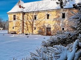 LA MOTTE FÉODALE luxury medieval MANOR rated 5 stars in Normandy – hotel w mieście Le Mesnil-Jourdain