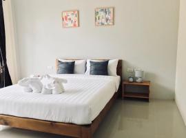 Snooze Inn Phuket - Free Shuttle to Bang Rong Pier, hotel v destinaci Ban Pa Khlok