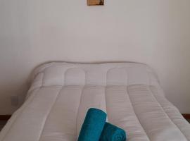 Habitacion con baño en Sweet, ξενοδοχείο σε El Bolson