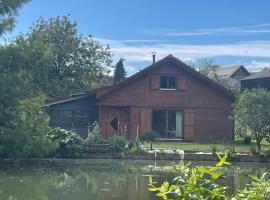 Chalet au bord d'un étang, chata v destinaci Ueberstrass
