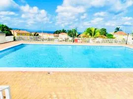 House with pool, shops, 3mins from Montego Bay Airport and near Beach Strip