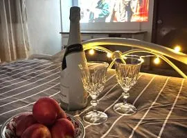 Cosy Spacious Private Room with Ensuite Bath Near LRT Station