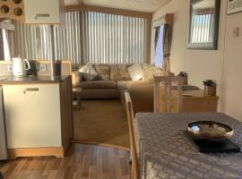 B58 3bed caravan, sleeps up to 8, free Wi-Fi, parking, cottage in Conwy