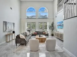 Spacious Luxury Villa in Hollywood 6BR 5-Bath 5-Min Walk to Beach & Attractions
