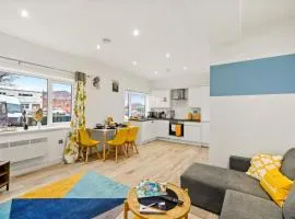 3CB 2 Bedroom Apartment in Swindon, Free Parking, Wifi, Long Stay