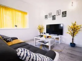 6 CB - Spacious 2 Bedroom Apartment, Sleeps 3, Parking, Wifi