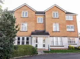 Thorley Apartment in North Swindon, Sleeps 4 in 2 bedrooms, Long Stay Disc, Parking