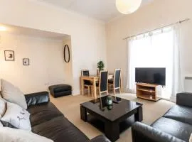 12 Bradford Old Town Swindon, 2 Bedroom, Sleeps 5, Free Secure Parking, Wifi, Long Stay Disc