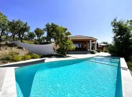 Villa Azur climatisée pour 6 personnes avec piscine et belle vue mer à La Londe les Maures